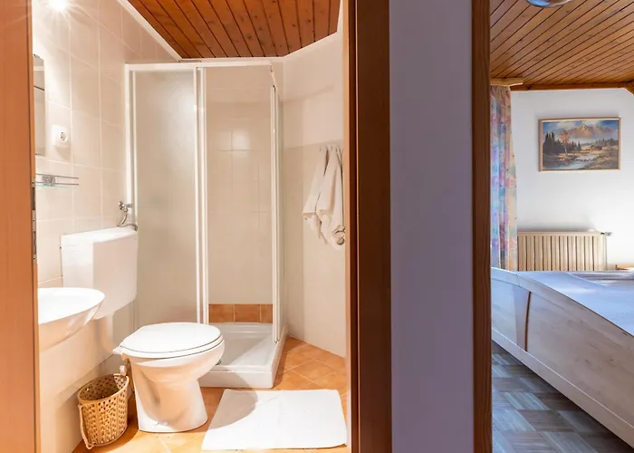 And Pri Urhu Hiša za goste